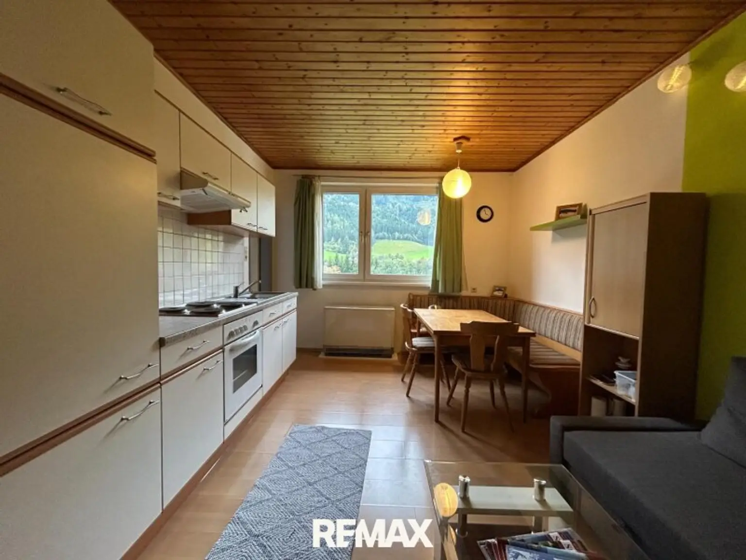 Küche mit Wohn-Essbereich