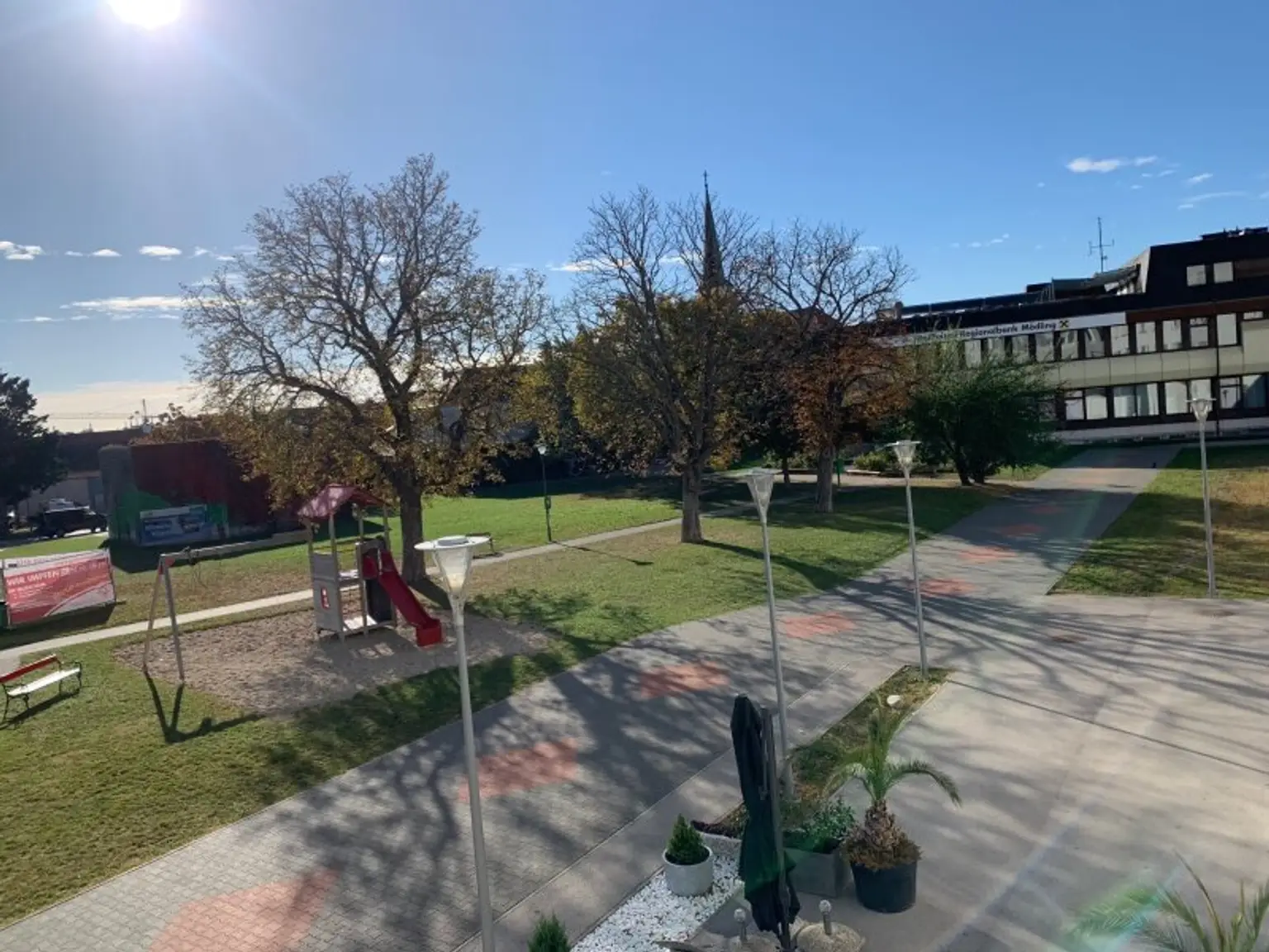 Zentrales Büro mit sonnigem Grünblick