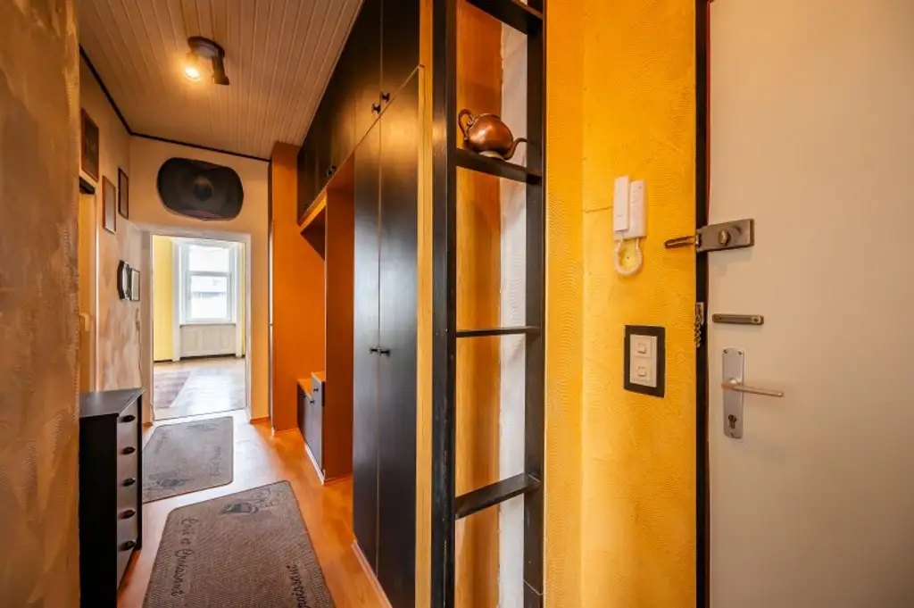 ++NEU++ Sanierungsbedürftige 3-Zimmer Altbauwohnung in guter Lage!!