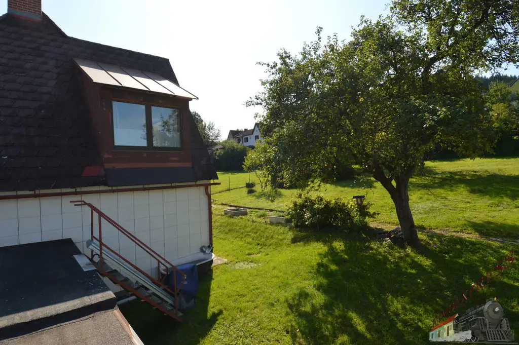Einfamilienhaus mit Gäste-/Sommerhaus und 2 Garagen - Fernblick
