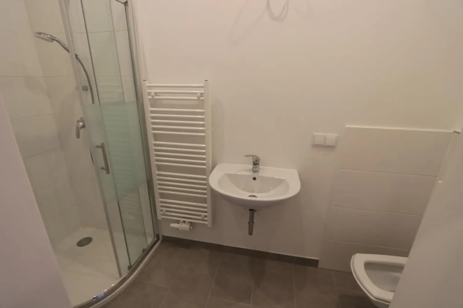 Bad mit Dusche und WC