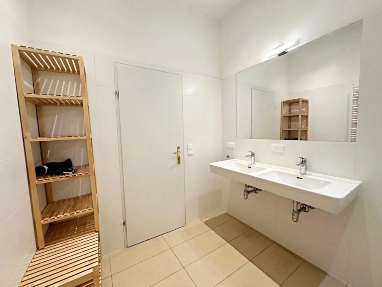 OPERNRING, STAATSOPER, klimatisierte 106 m2 Altbau, 3 Zimmer, Möblierung möglich, Extraküche, 2 Bäder, 4. Liftstock