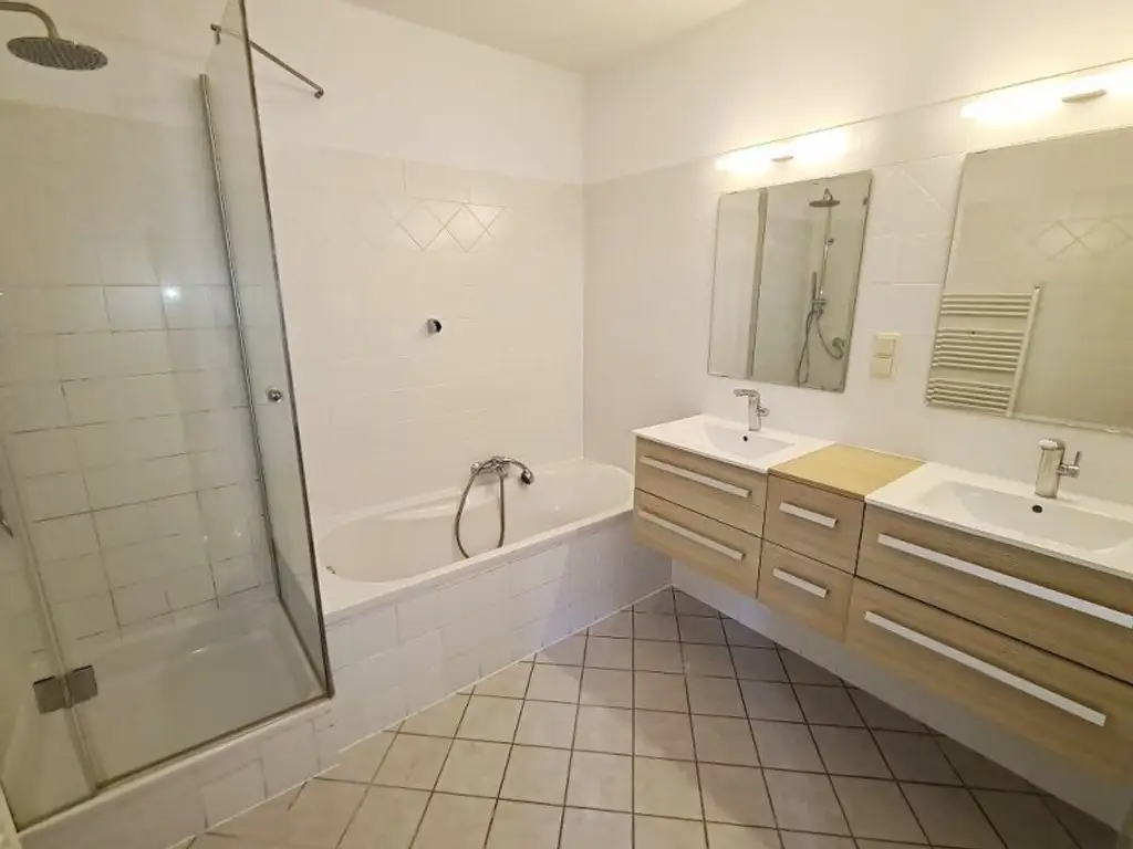 TERRASSENHIT, DACHGESCHOSS, 138 m2 Maisonette mit 45 m2 Terrasse, 3 Zimmer, Wohnküche, Wannenbad, Rembrandtstraße