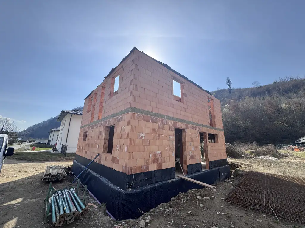 Erlebe Luxus: NEUBAU Einfamilienhaus in 9751 Sachsenburg, 5 Zimmer, 139 m², Terrasse, Stellplatz, Carport, 2 WCs, 2 Bäder, SCHLÜSSELFERTIG!!!