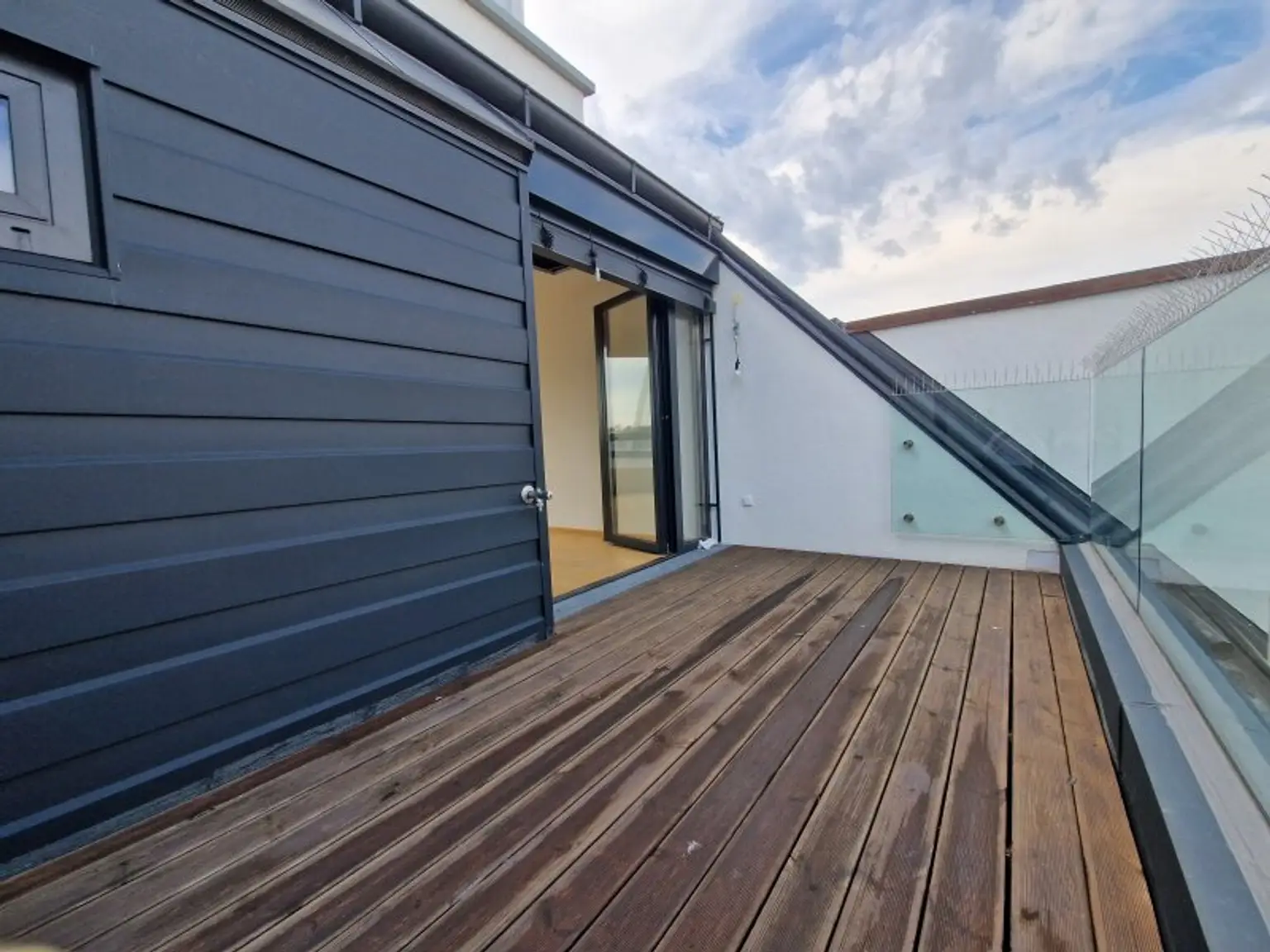 Traumhafte DG-Wohnung in 1020 Wien – modern, vollsaniert mit Terrasse und 5 Zimmern!