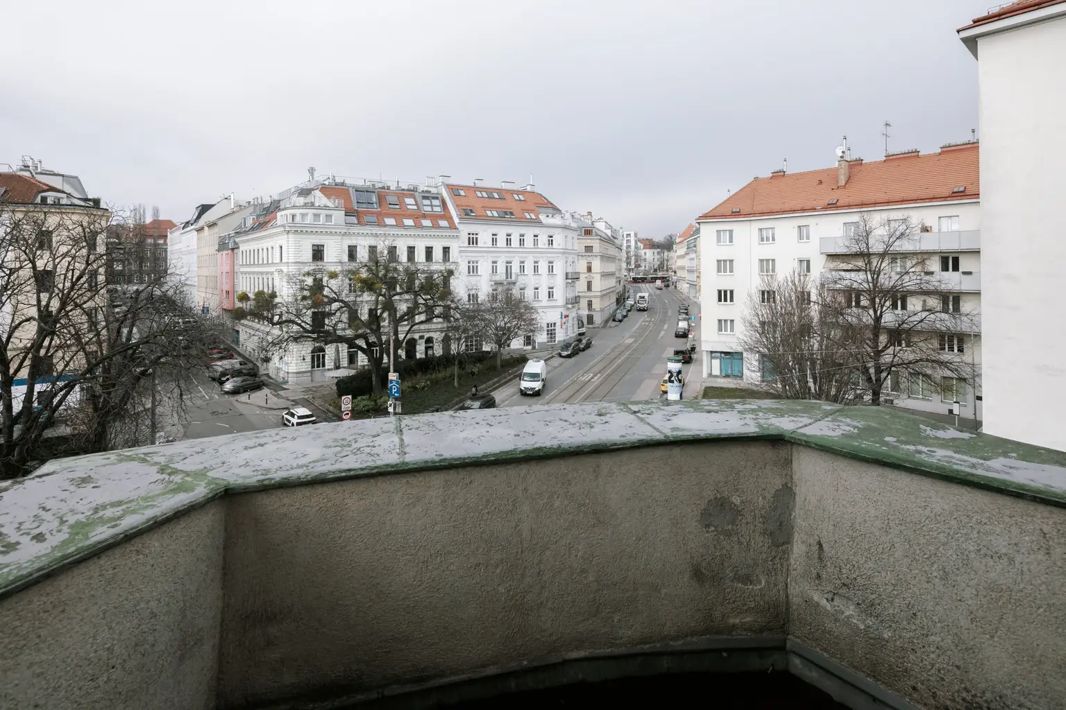Sanierungsbedürftiges 4 Zimmer Altbau-Juwel mit Balkon in sehr guter zenraler Lage von Döbling!