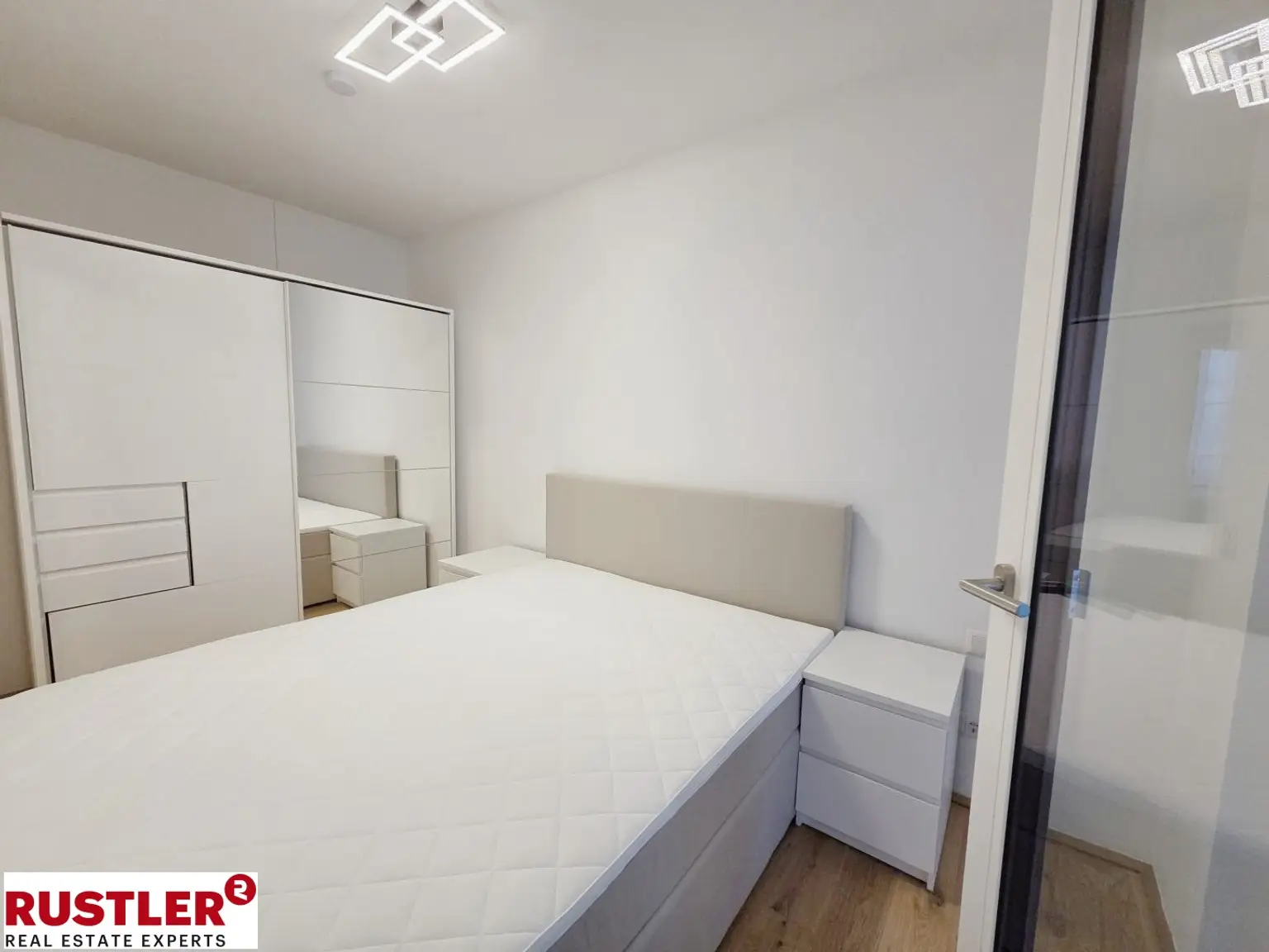 Erstbezug - möbliertes Zuhause - charmante Freifläche