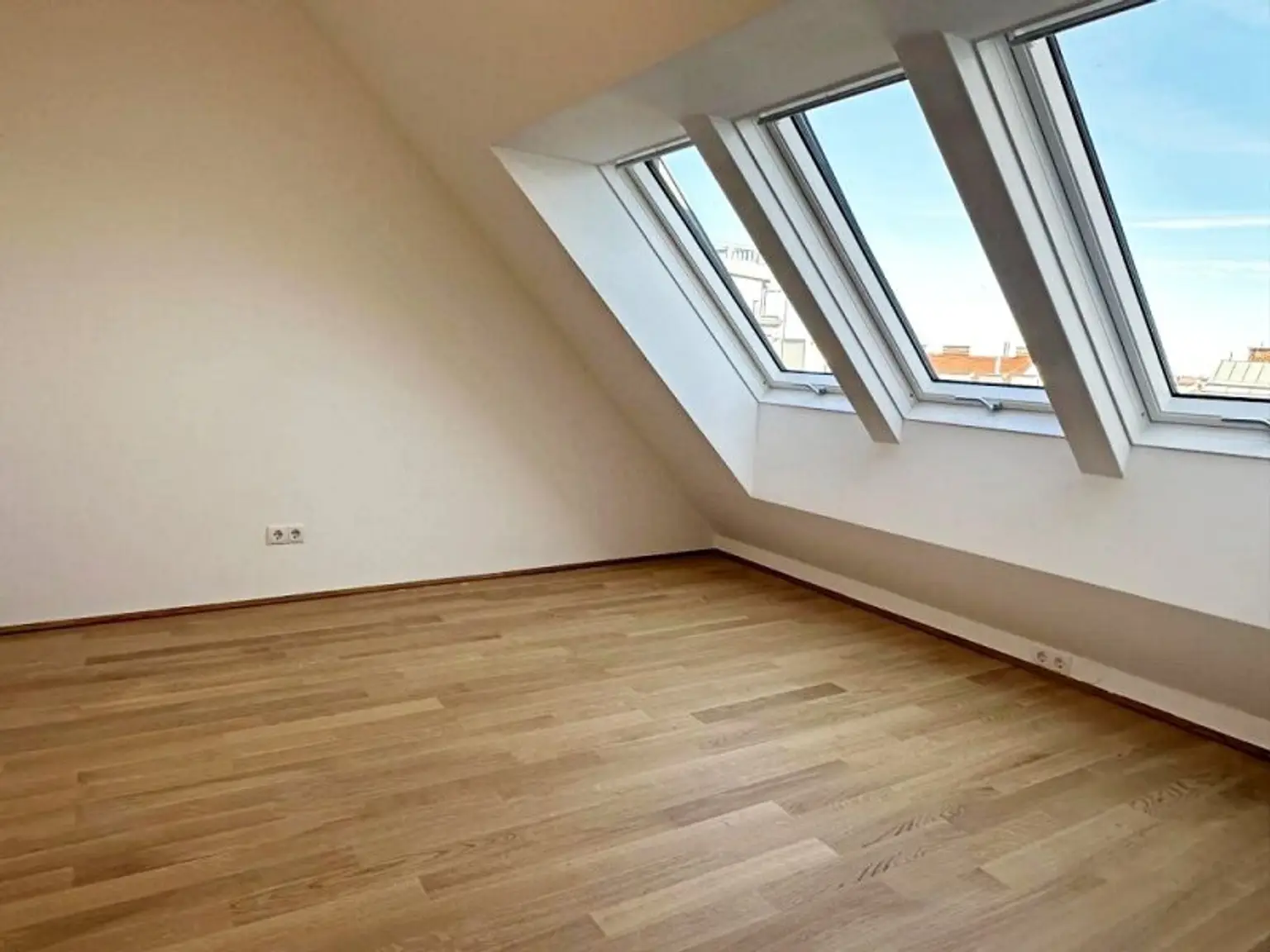 ERSTBEZUG, DACHGESCHOSS, klimatisierte 82 m2 Neubau mit Balkon, Wohnküche, 2 Zimmer, Wannenbad, Parketten, Augarten