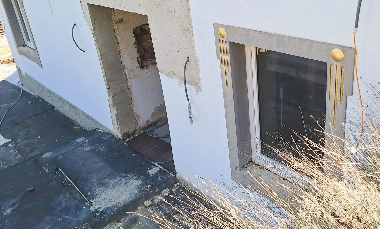 Edelrohbau-Villa, Herrschaftlicher Wohnsitz am Fuße des Kahlenberges an der Donau. Teilrestauriert entkernt und komplette Ausbauplanung.