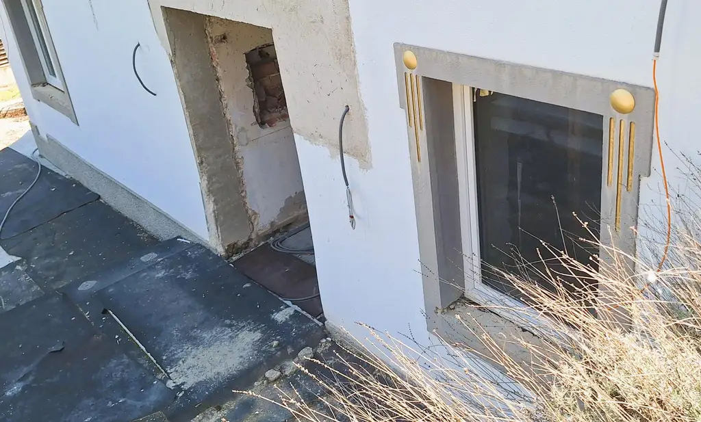 Edelrohbau-Villa, Herrschaftlicher Wohnsitz am Fuße des Kahlenberges an der Donau. Teilrestauriert entkernt und komplette Ausbauplanung.