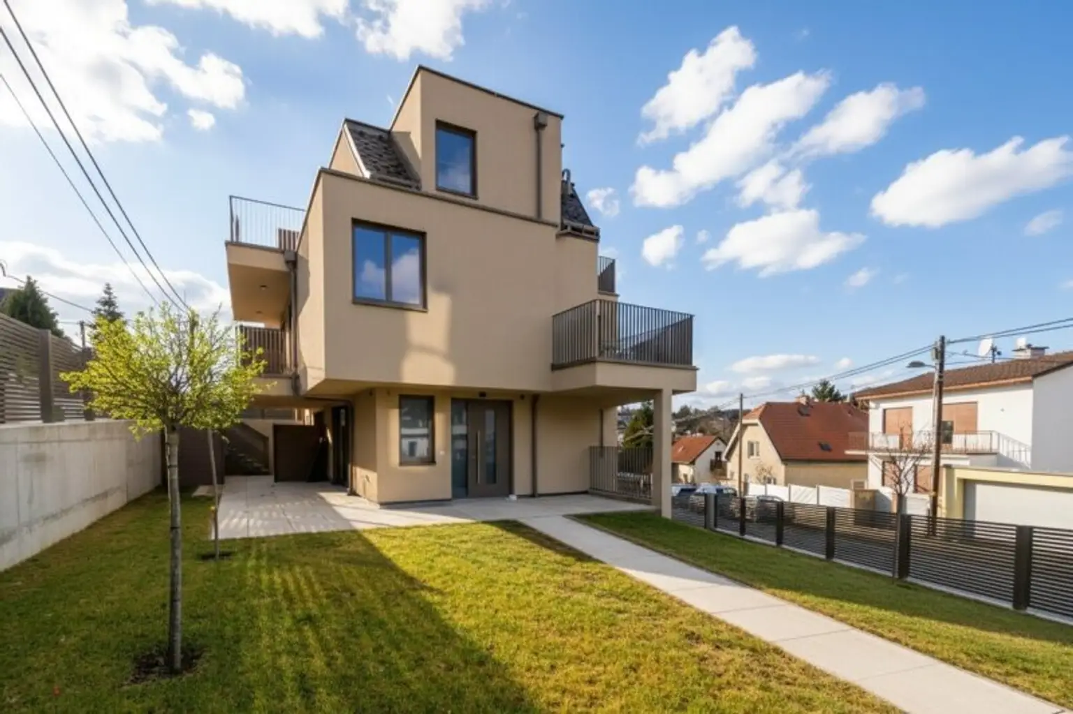 Hausansicht mit Garten