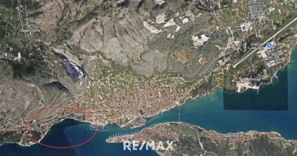 Traumhafte Ferienwohnung direkt am Meer bei Trogir / Kroatien: Erstbezug mit Pool und Terrasse!