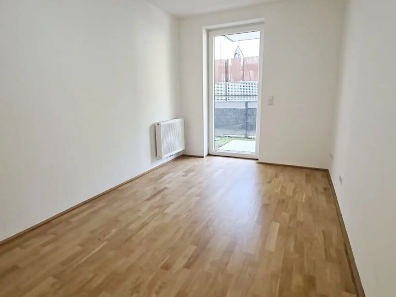 EIGENGARTEN, LORYSTRASSE, 75 m2 Neubau mit 23 m2 Garten, 2 Zimmer, Wohnküche, Wannenbad, Parketten, 1. Liftstock