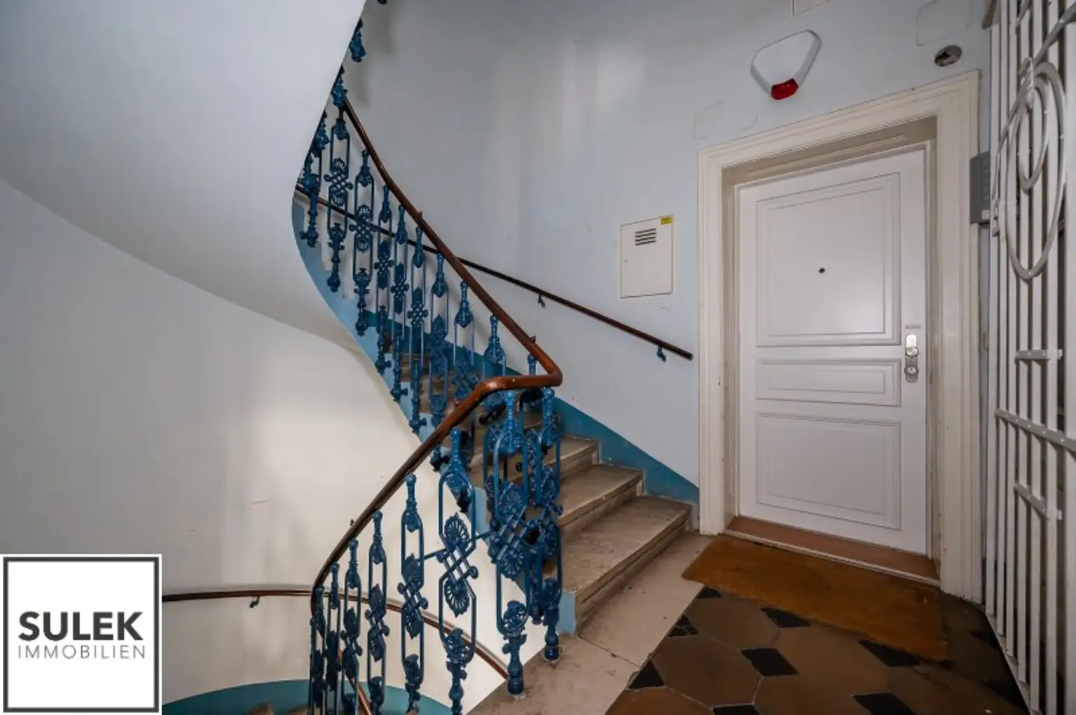 Rarität in der Wehrgasse: großzügige, sanierte Altbauwohnung mit Terrasse ab 01/26 unbefristet mieten!