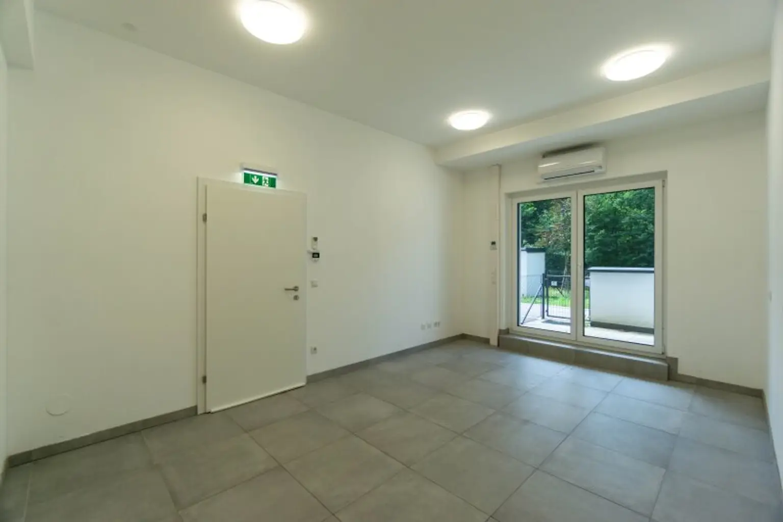 Zimmer 4 - Küche mit Essbereich und Zugang zur Terrasse