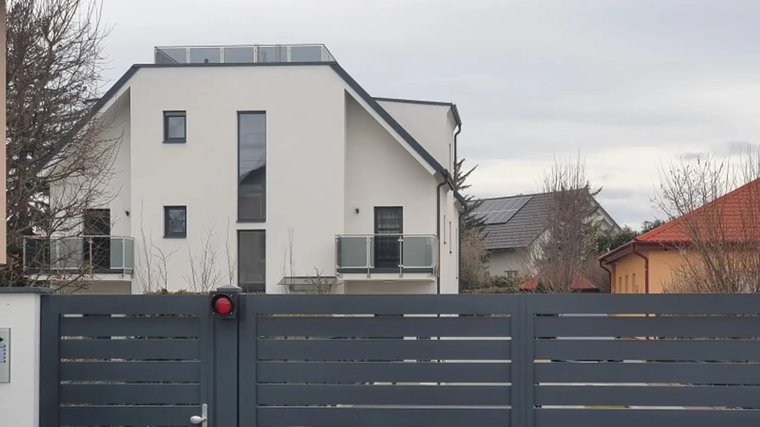 Zinshaus mit 5 Wohneinheiten, 5 KFZ Garagenplätze, Balkone, Garten (vermietet)