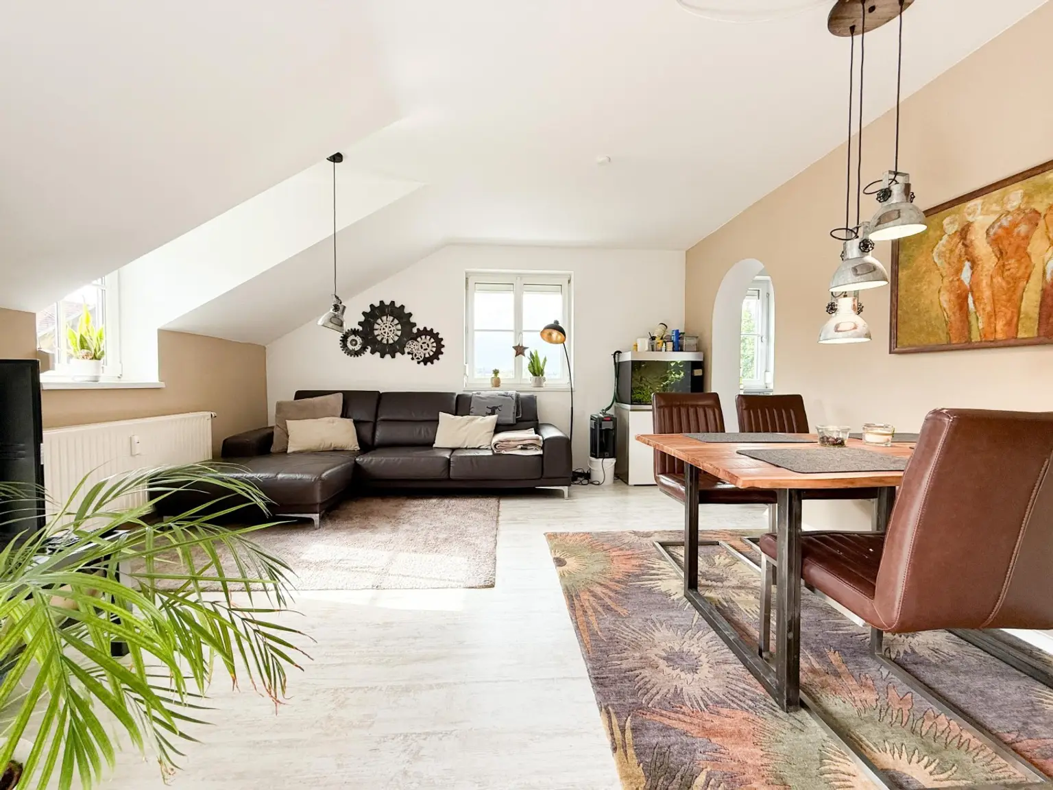 Charmante 3 Zimmer DG-Wohnung mit Carport-Stellplatz