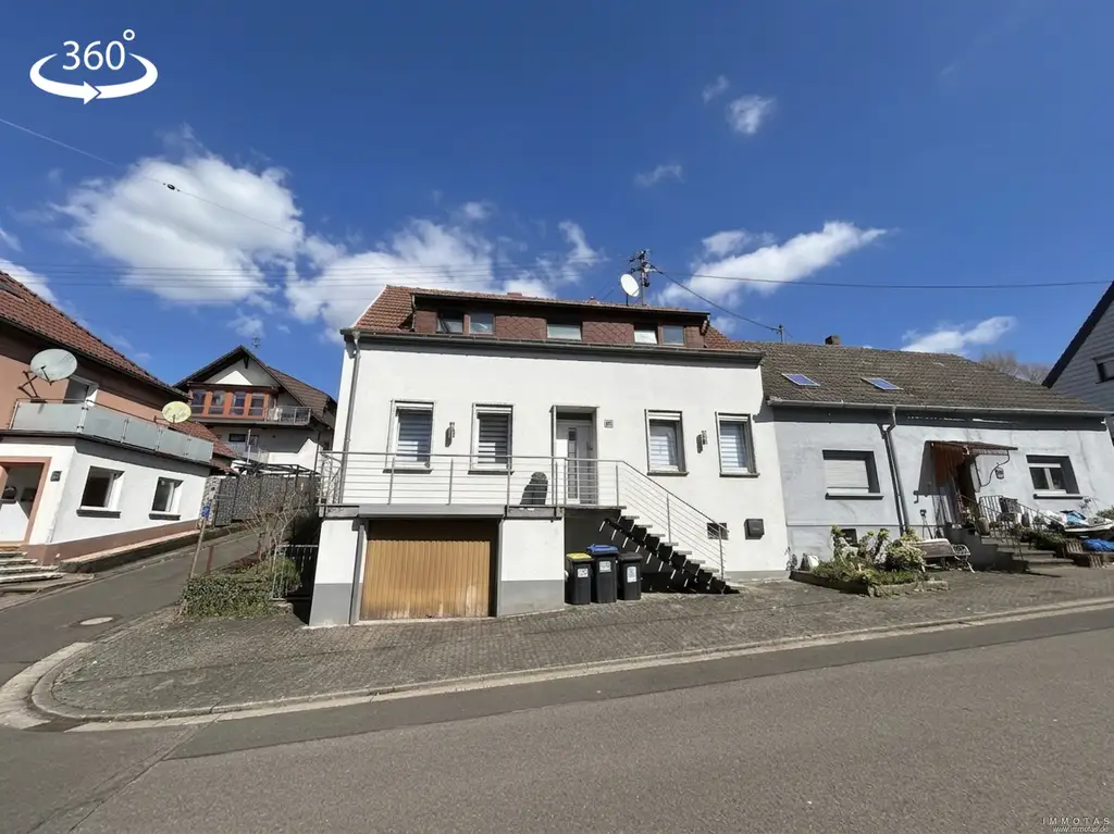 Charmantes Einfamilienhaus mit Terrasse und Garage