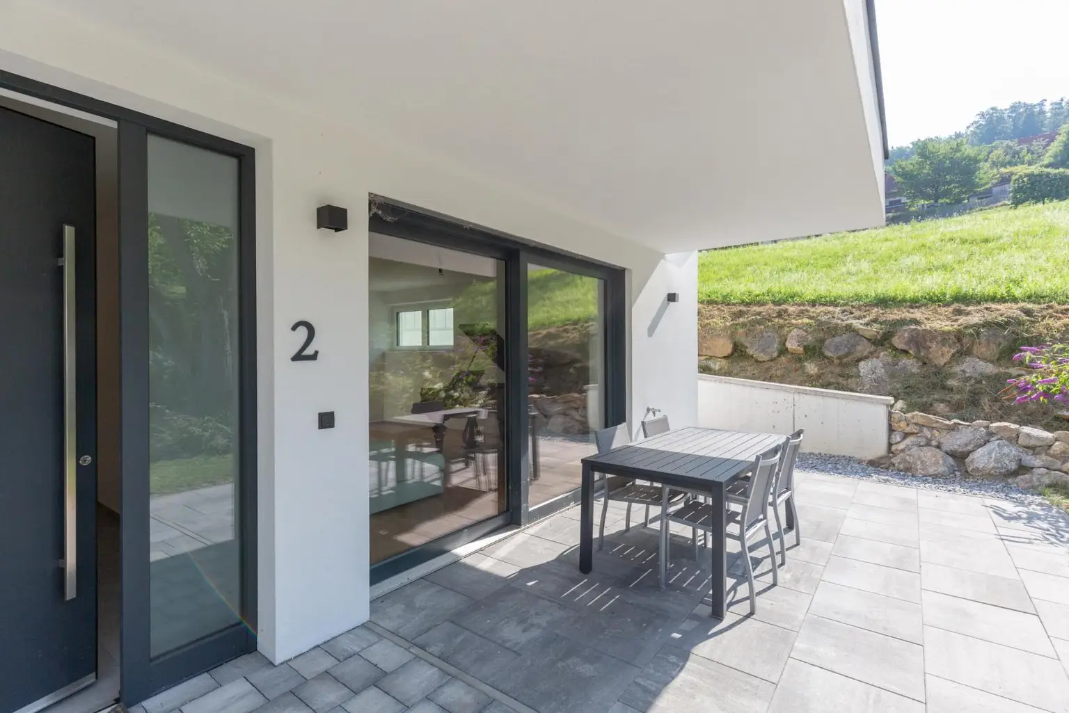 Exklusives Wohnerlebnis: Stilvolle Gartenwohnung mit Terrasse