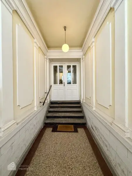 Helle Wohnung mit Balkon auf ganzer Etage zzgl. Rohdachboden, Nähe Einsiedlerpark