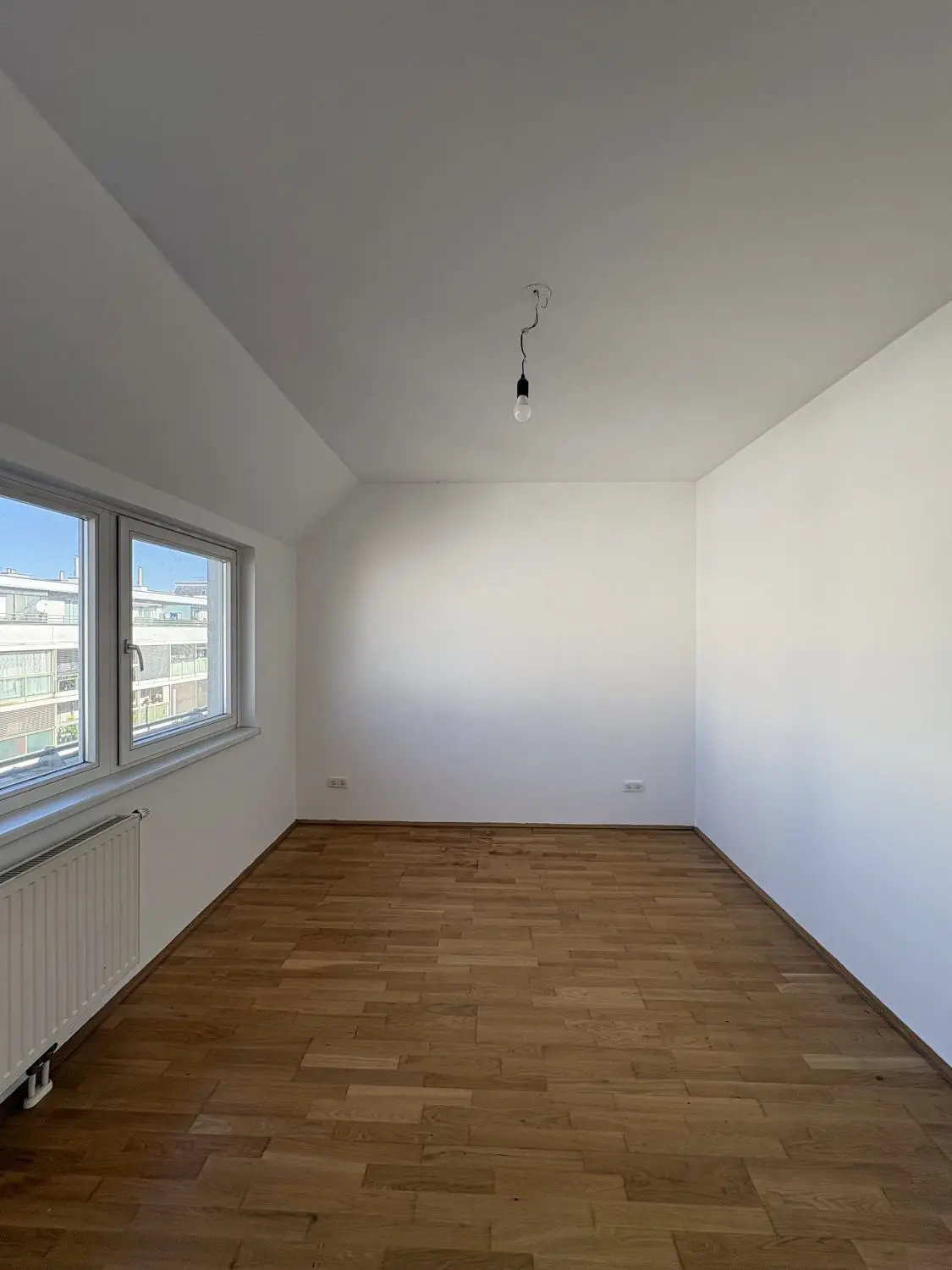 Lichtdurchflutete 2-Zimmer-Wohnung
- Loggia in den Innenhof - direkt beim Enkplatz!