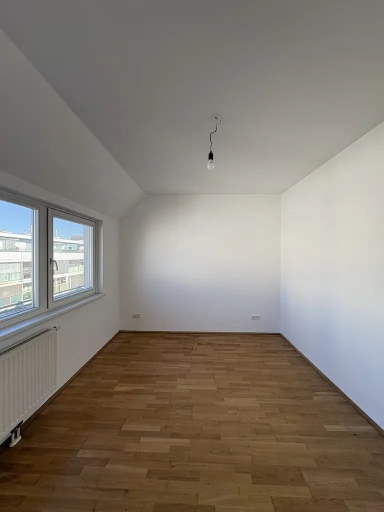 Lichtdurchflutete 2-Zimmer-Wohnung
- Loggia in den Innenhof - direkt beim Enkplatz!