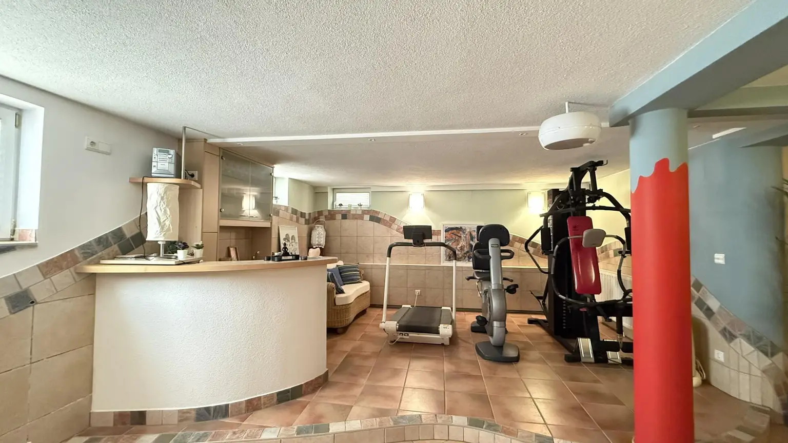 Fitnessraum KG mit Bar