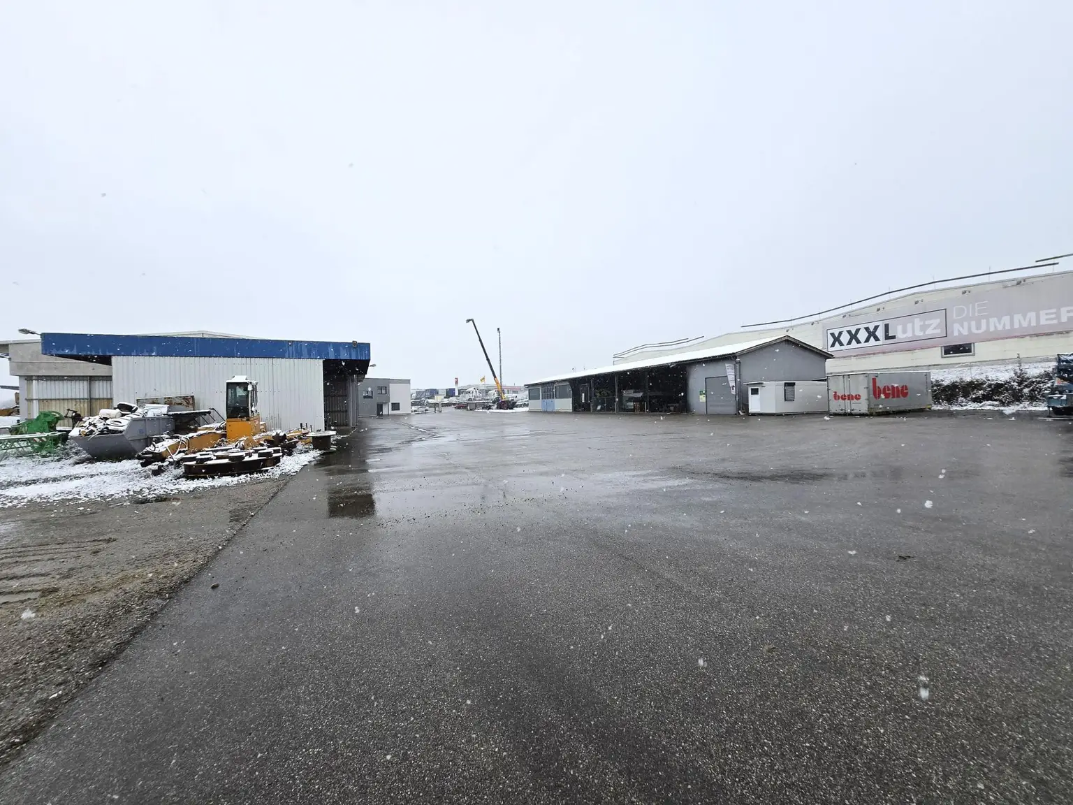 Teil-Freifläche asphaltiert