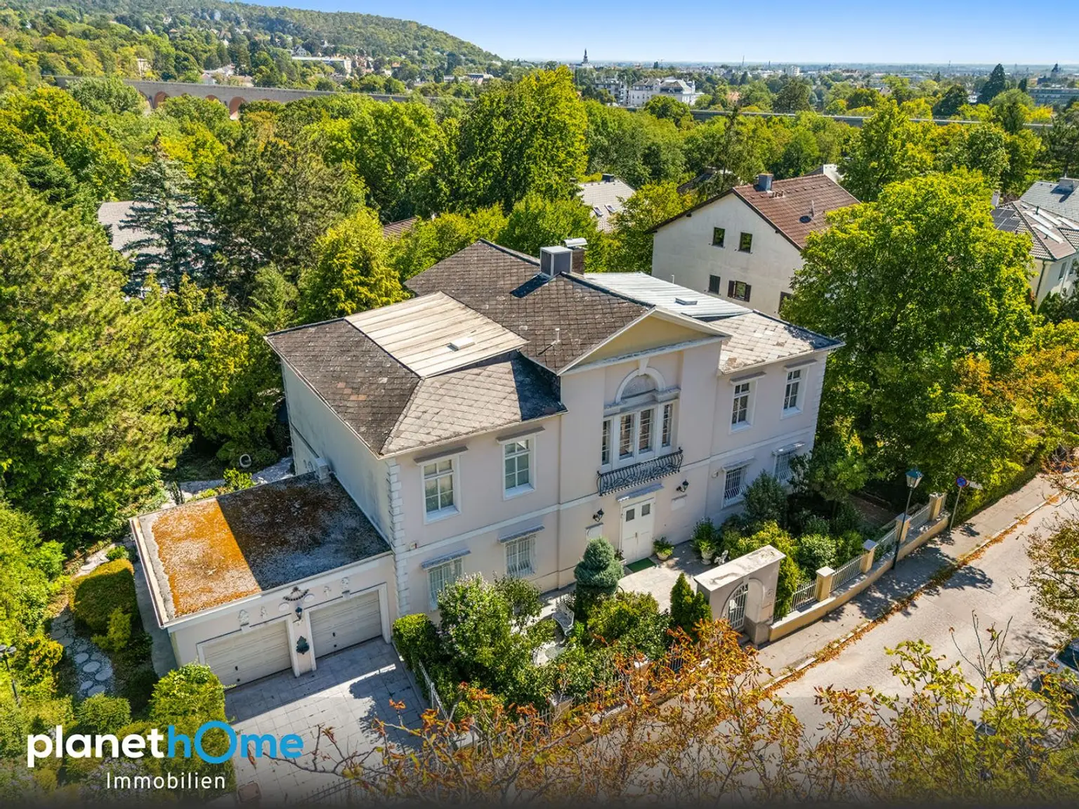 Viel Gruen rund um die Villa