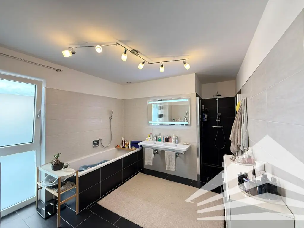 Moderne 3 Zimmerwohnung mit 177 m² Eigengarten in Linz/Pichling!