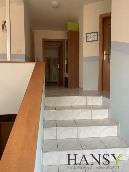 Großzügiges, bezugsfertiges Traumhaus mit Baugrund, Doppelgarage und Gartenidylle