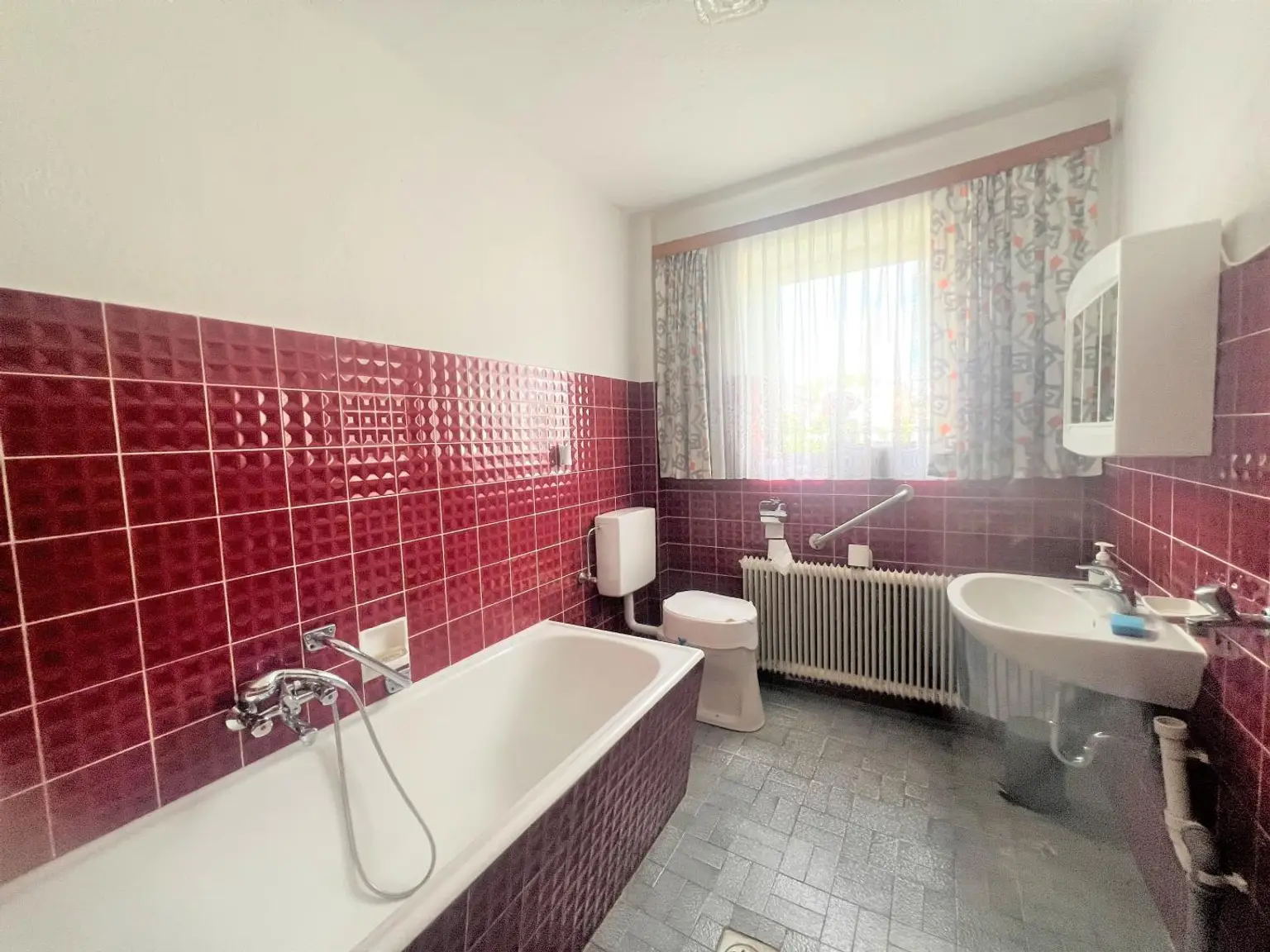 SEHR GEPFLEGTES HAUS IN SCHÖNER LAGE