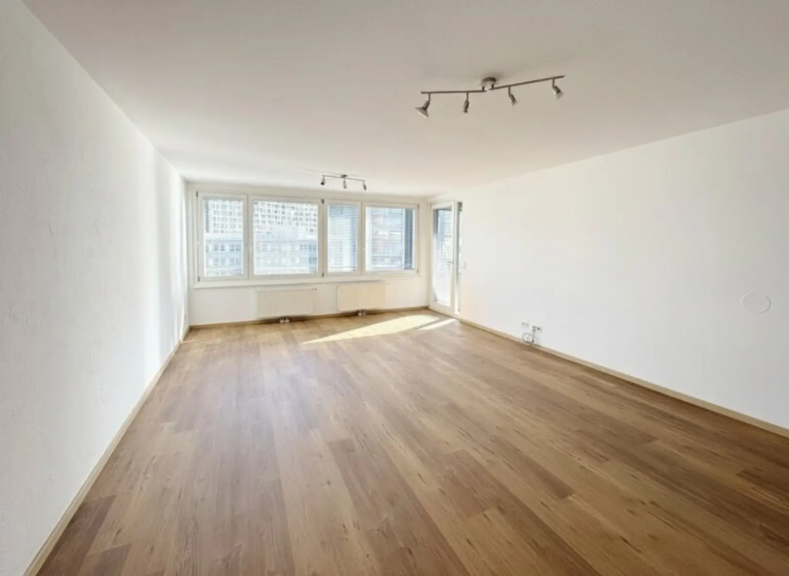 Traumlage bei der UNO-City – moderne Wohnung mit Loggia