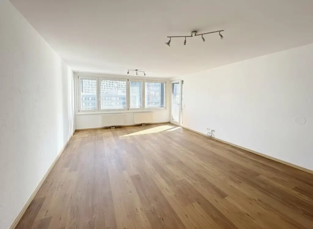 Traumlage bei der UNO-City – moderne Wohnung mit Loggia