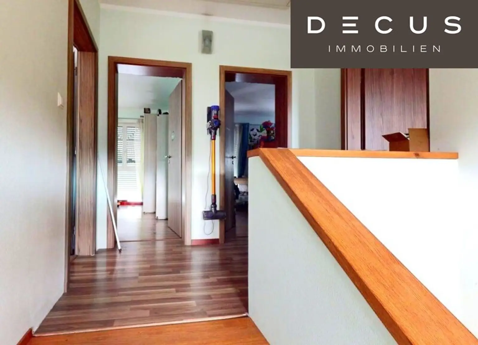 TRAUMHAFTES EINFAMILIENHAUS MIT MIT WOHNKÜCHE, 4 SCHLAFZIMMERN UND GROSSEM GARTEN