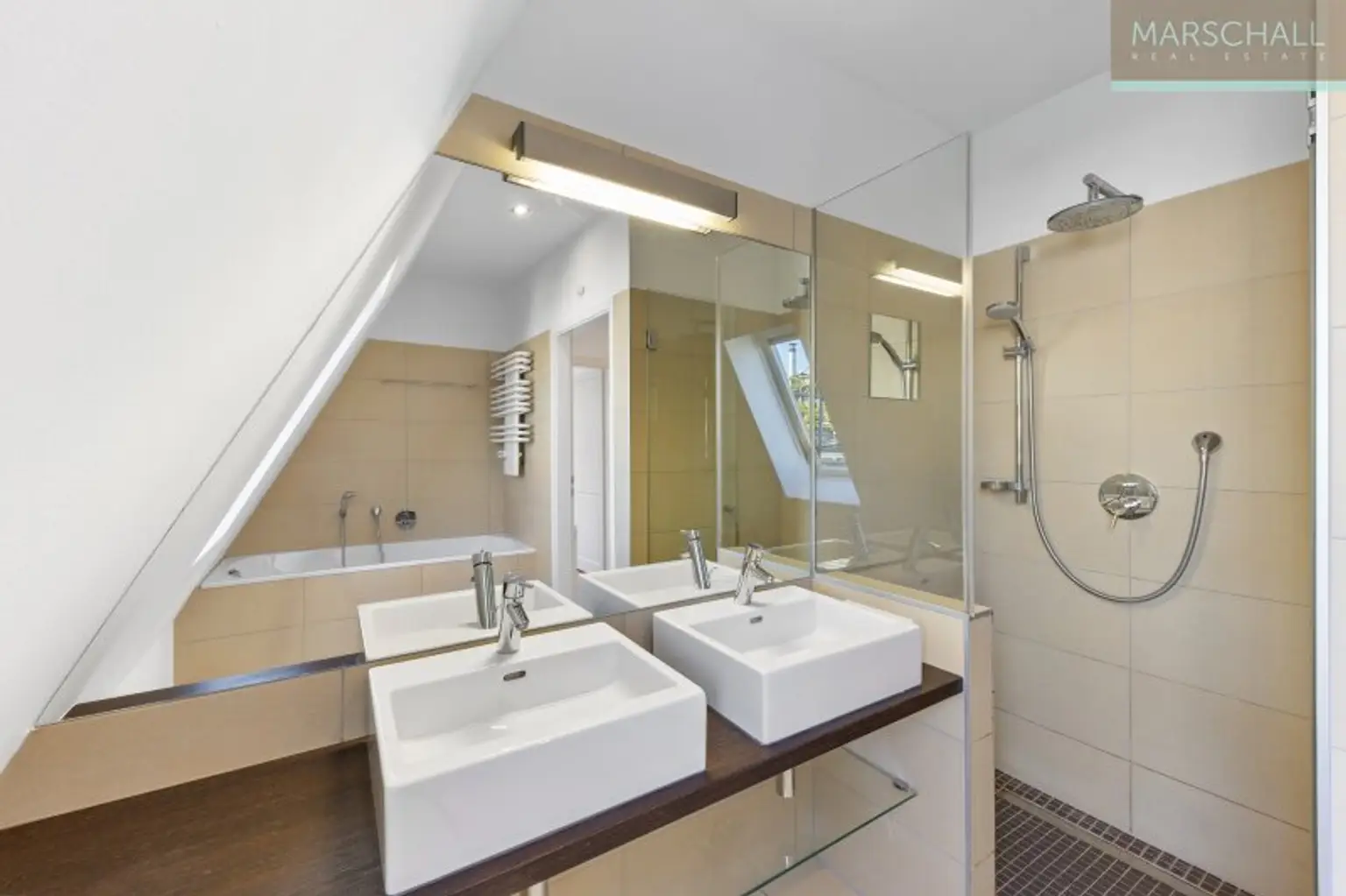Helle 4-Zimmer-Dachgeschosswohnung mit traumhaftem Fernblick im 7. Bezirk