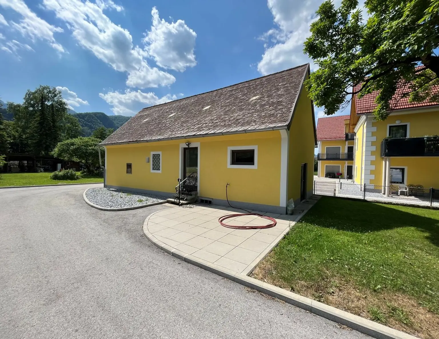 Liebevoll renoviertes Ertragsobjekt mit 14 Wohneinheiten incl. Bauland