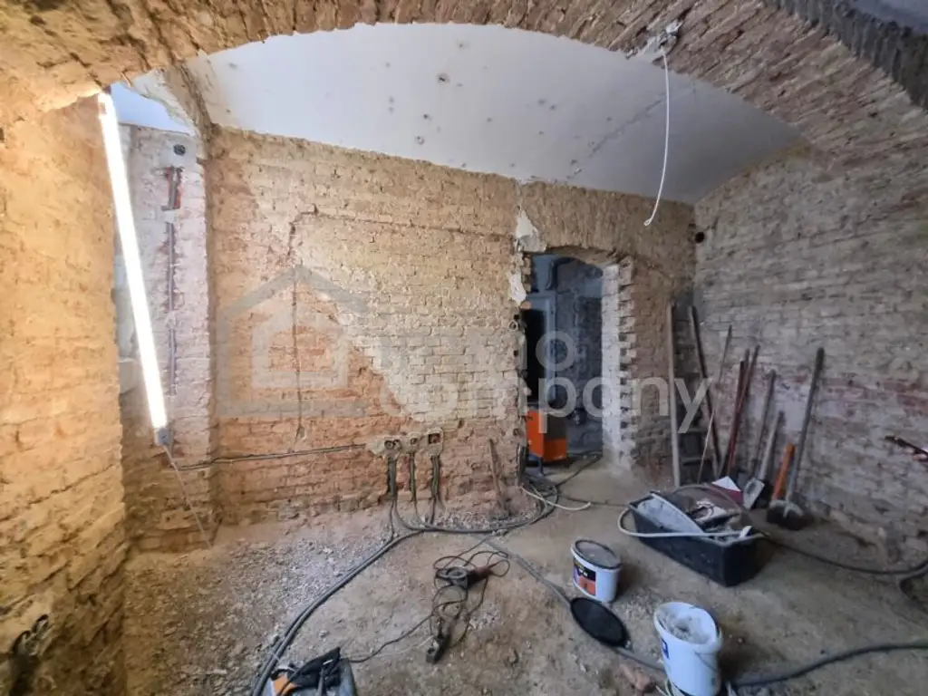 Souterrain Wohnung/Büro in bester Lage mit NIEDRIGEN BK!