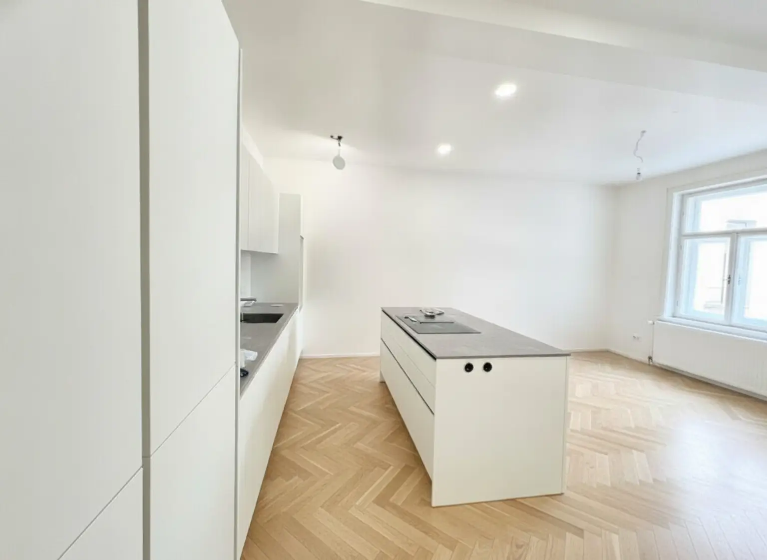 UNBEFRISTET: Ansprechende 3-Zimmer-Altbauwohnung mit kleinem Balkon
