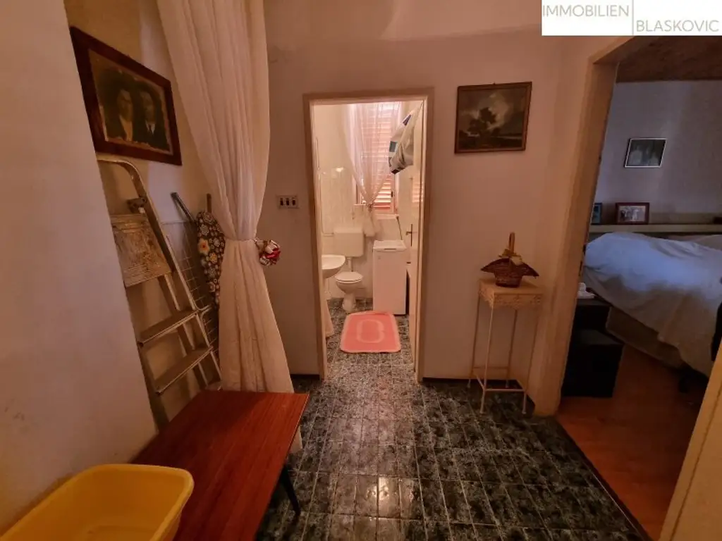 Steinhaus mit drei separaten Wohneinheiten und wunderbarem Meerblick - Kastelir-Labinci