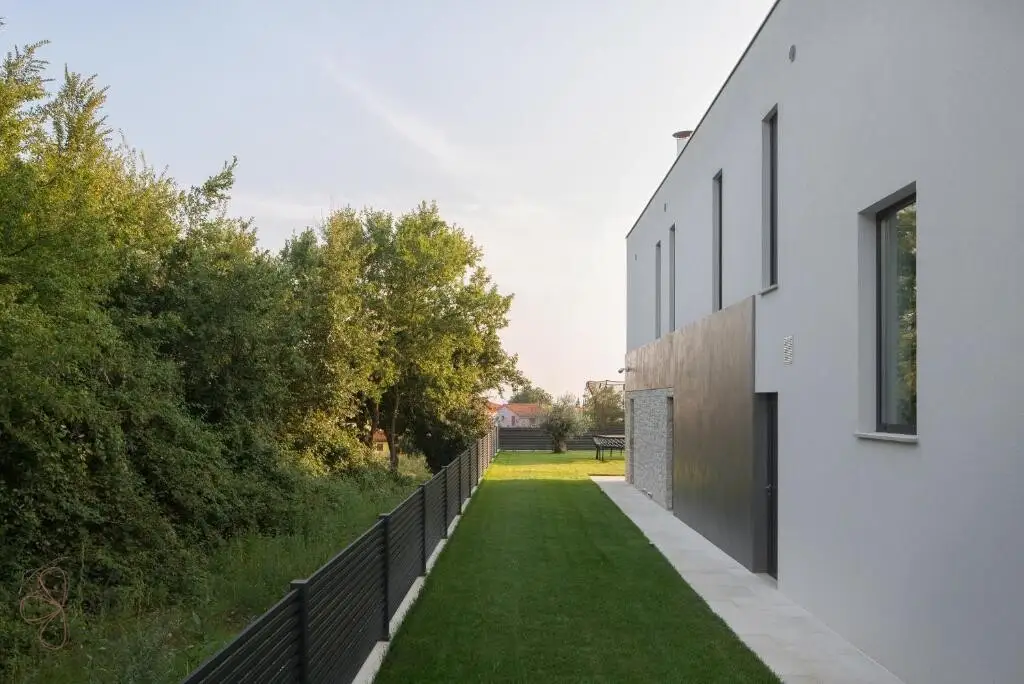 Zeitgenössische Luxusvilla in Ližnjan – Mediterrane Eleganz an der Küste Istriens