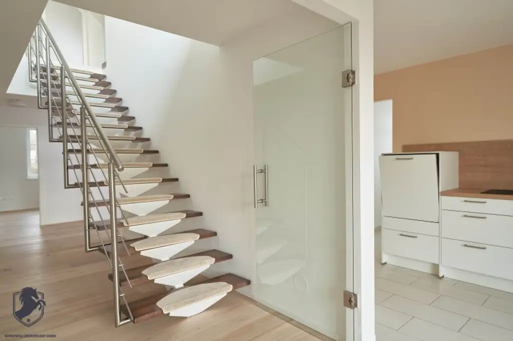 Außergewöhnliche Villa mit drei Wohneinheiten, Gewerbeeinheit & teilbarem Grundstück