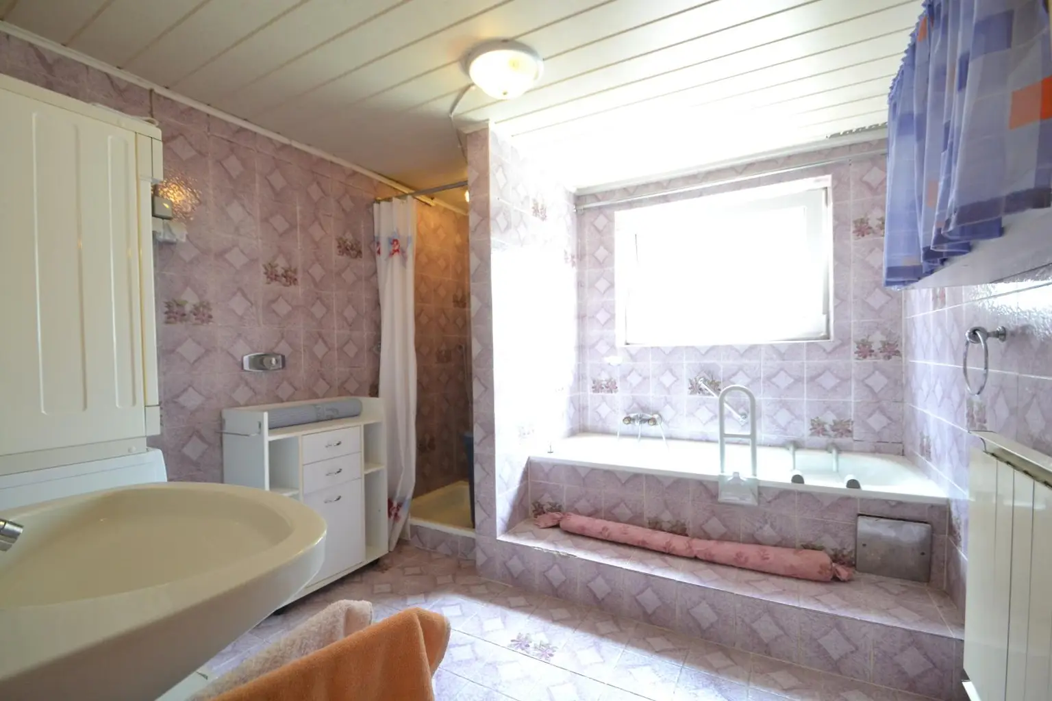 Bad mit Wanne und Dusche