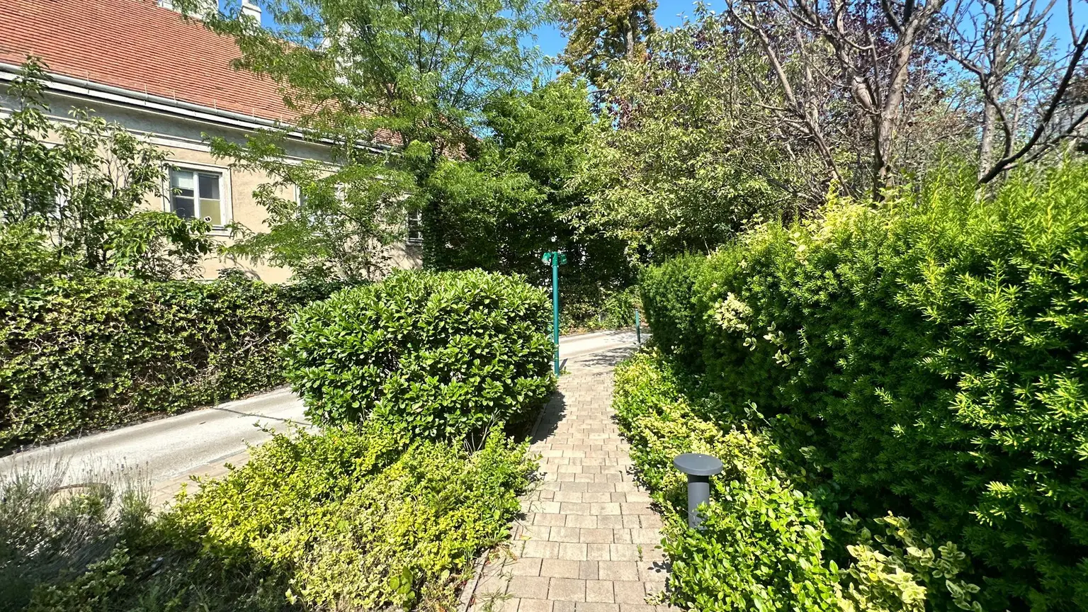 Elegante Dachgeschosswohnung mit Gartenblick, Terrassen und Garage