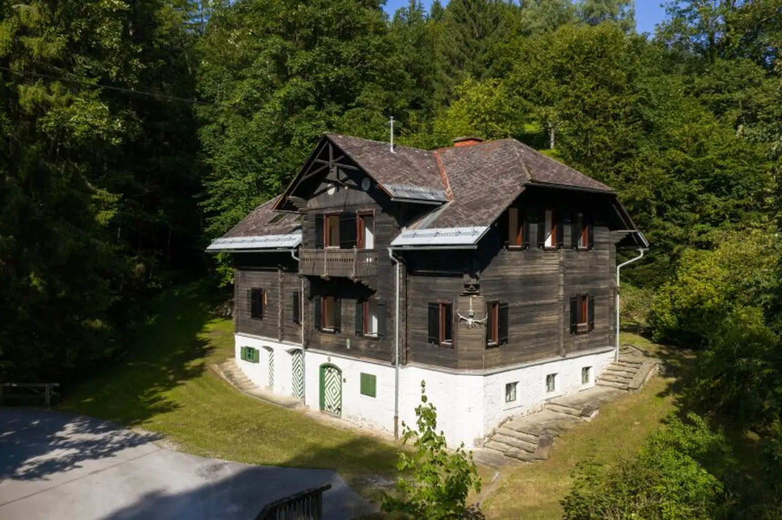 Ehemaliges Forsthaus mit Wirtschaftsgebäuden, allein und ruhig im Wald gelegen.