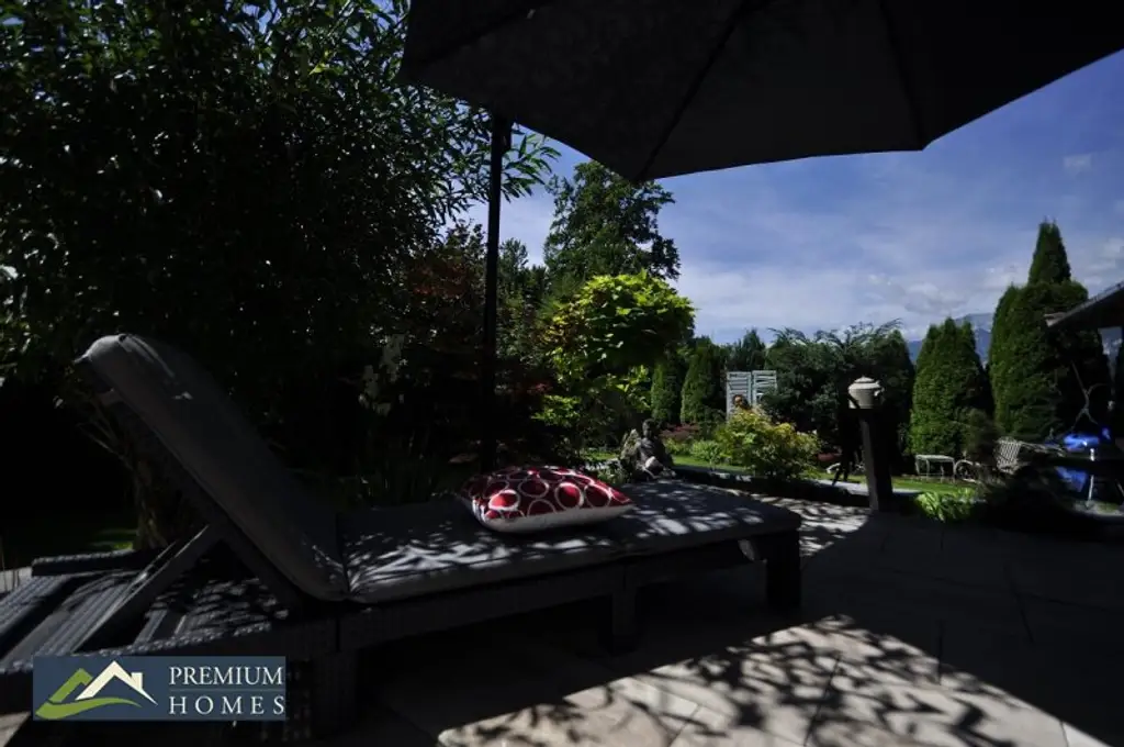 BREITENBACH am Inn - Großzügiges Einfamilienwohnhaus mit Terrasse, Balkon, Keller, Garage, zwei Carports, Garten, Gartenhaus, Geräte- und Holzschuppen