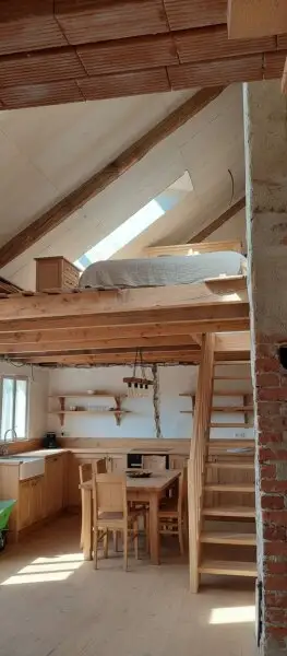 BURGIDYLL MIT NEUEM DACH UND ALTEN MAUERN IN MALERISCHER LANDSCHAFT INNEN SANIERUNGSBEDÜRFTIG