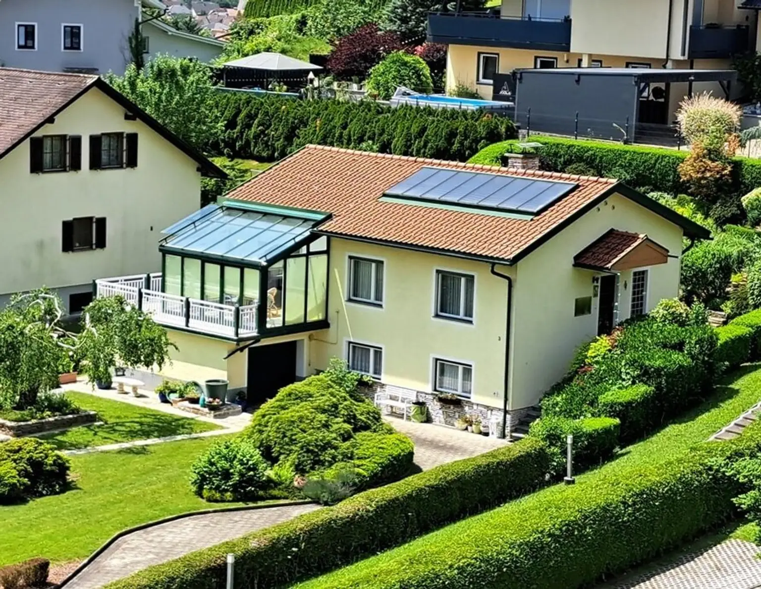 Gartenparadies: Toller Bungalow mit Wintergarten in Top-Lage