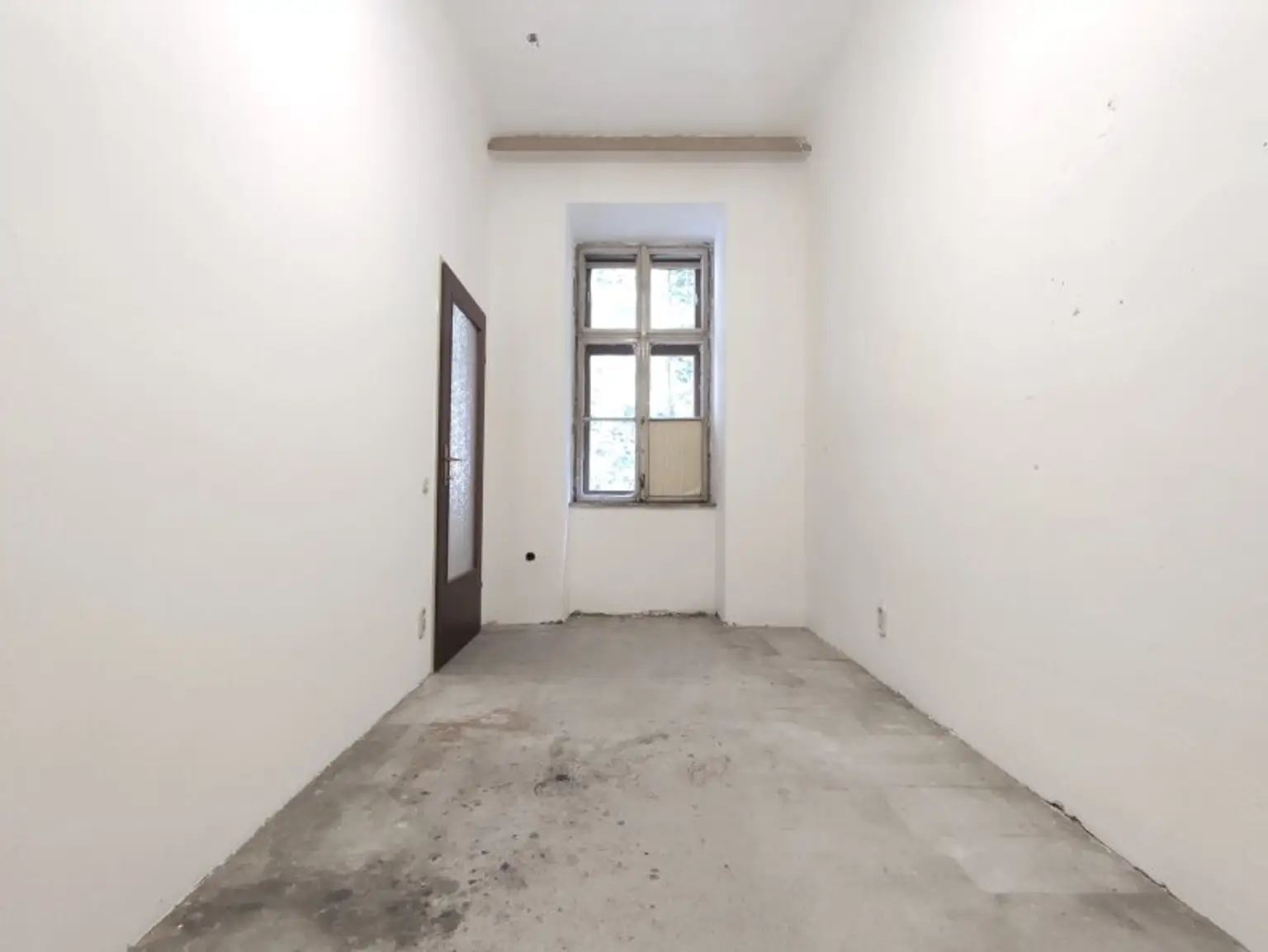 MATZNERPARK-NÄHE : Altbauwohnung mit Potential in ruhiger Lage