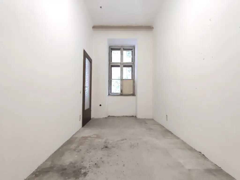 MATZNERPARK-NÄHE : Altbauwohnung mit Potential in ruhiger Lage